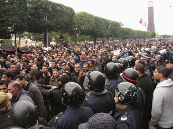 2011-01-14T125241Z_949305936_GM1E71E1LPT01_RTRMADP_3_TUNISIA-PROTESTS.jpg