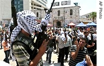 AP_Palestinian_Fatah_Hamas_13jun07_210.jpg