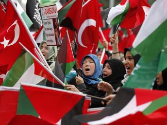 2010-06-06T154844Z_278310517_GM1E6661U7D02_RTRMADP_3_PALESTINIANS-ISRAEL-FLOTILLA-TURKEY.jpg